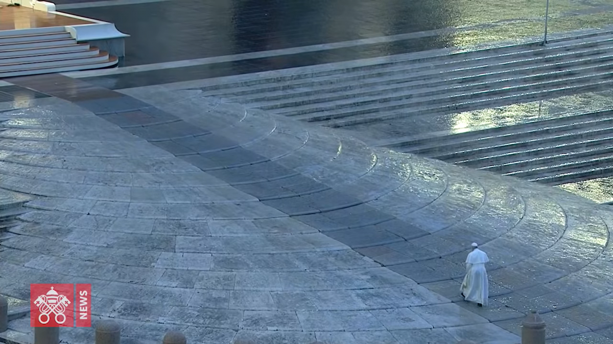 Francisco caminha na Praça de S. Pedro vazia. 27.03. 2020 - Oração pelo fim da pandemia Covid-19 e benção Urbe et Orbi